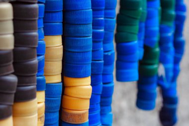 Çocuklar için renkli plastik kutular yığını