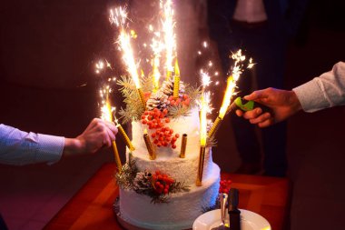 Mumlu ve dutlu düğün pastası