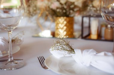 Beyaz şarap ve çatal bıçak seti.