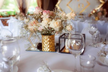 Çiçekler ve mumlarla hazırlanmış düğün masası.