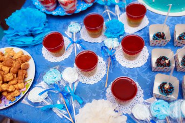 Açık büfedeki düğün masası, ölülerin kutlaması.