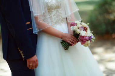 Düğün buketi törende gelinin elinde..