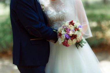 Düğün buketi törende gelinin elinde..