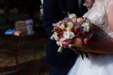Düğün buketi törende gelinin elinde..