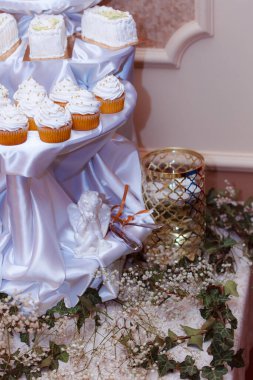 Kar beyazı düğün pastaları. Tatlı yemek servisi. Kırsal biçim.