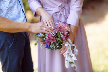 Düğün buketi törende gelinin elinde..