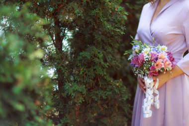 Düğün buketi törende gelinin elinde..