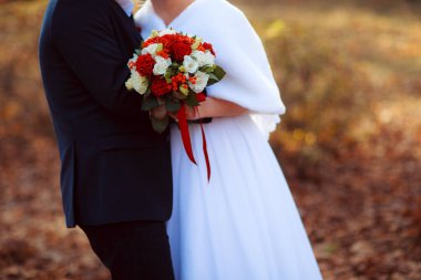 Düğün buketi törende gelinin elinde..