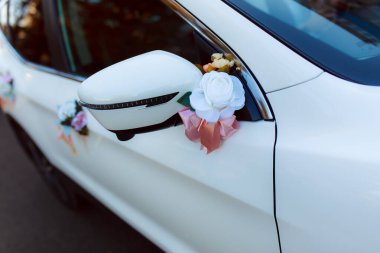 Taze çiçekli düğün arabasının süsü..