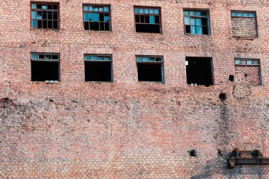 Pencereli eski tuğla duvar