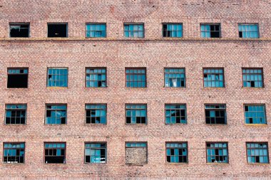 Şehirdeki eski tuğla bina.