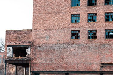 Bir sanayi fabrikasında terk edilmiş eski bir bina.