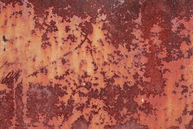 Çizik ve çatlaklarla paslı metal doku.