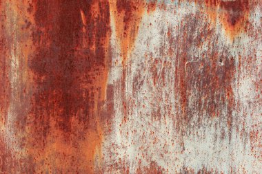 Çizik ve çatlaklarla paslı metal doku.