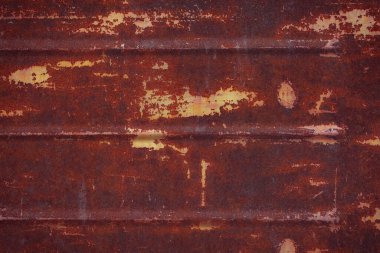 Çizik ve çatlaklarla paslı metal doku.