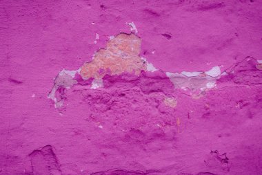 Çatlakları ve çizikleri olan eski beton duvarın dokusu arka plan olarak kullanılabilir.