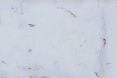 Arkaplan olarak kullanılabilecek çatlak ve çiziklerle dolu eski tuğla duvar.