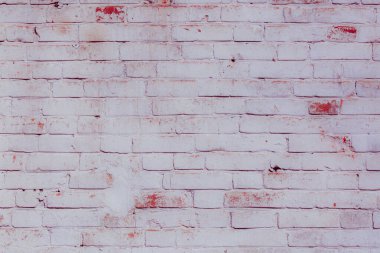 Arkaplan olarak kullanılabilecek çatlak ve çiziklerle dolu eski tuğla duvar.