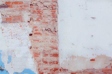 Kırmızı beyaz boyalı eski tuğla duvar.