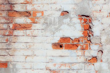 Arkaplan olarak kullanılabilecek çatlak ve çiziklerle dolu eski tuğla duvar.