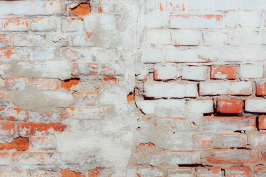Arkaplan olarak kullanılabilecek çatlak ve çiziklerle dolu eski tuğla duvar.