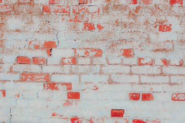 Çatlakları ve çizikleri olan tuğla duvar dokusu arka plan olarak kullanılabilir.