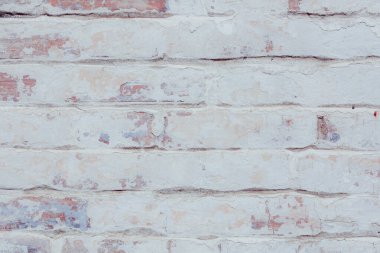 Çatlakları ve çizikleri olan tuğla duvar dokusu arka plan olarak kullanılabilir.