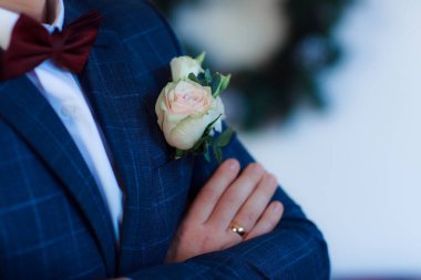 Damat düğün günü için hazırlanıyor. Kırpılmış bölüm 