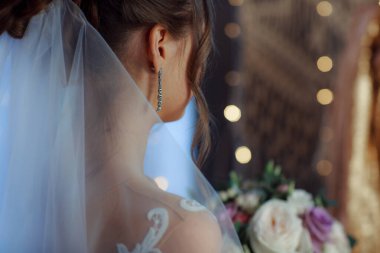 Düğün buketi törende gelinin elinde..