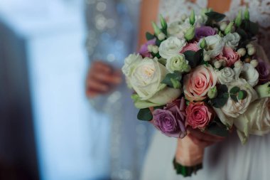 Düğün buketi törende gelinin elinde..