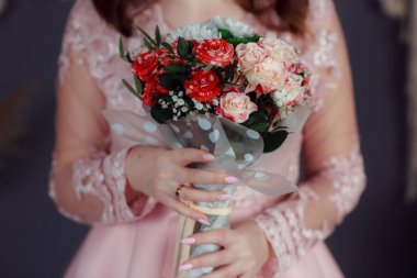 Düğün buketi törende gelinin elinde..