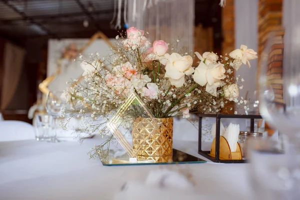 Vacker Bröllopsbukett Med Blommor Och Ljus — Stockfoto