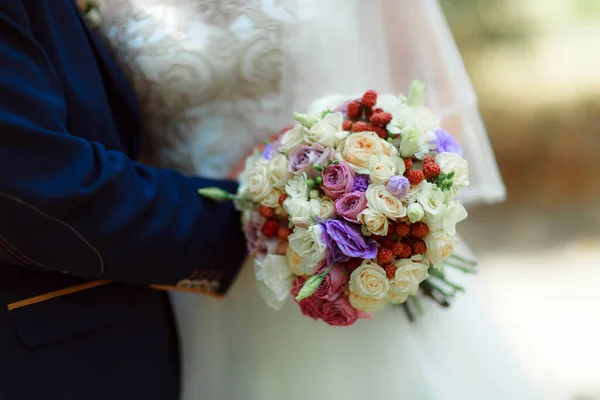 Bouquet Sposa Nelle Mani Della Sposa Alla Cerimonia — Foto Stock