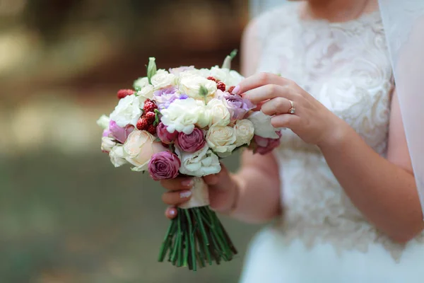 Bouquet Sposa Nelle Mani Della Sposa Alla Cerimonia — Foto Stock