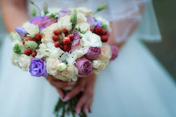 Bouquet Sposa Nelle Mani Della Sposa Alla Cerimonia — Foto Stock