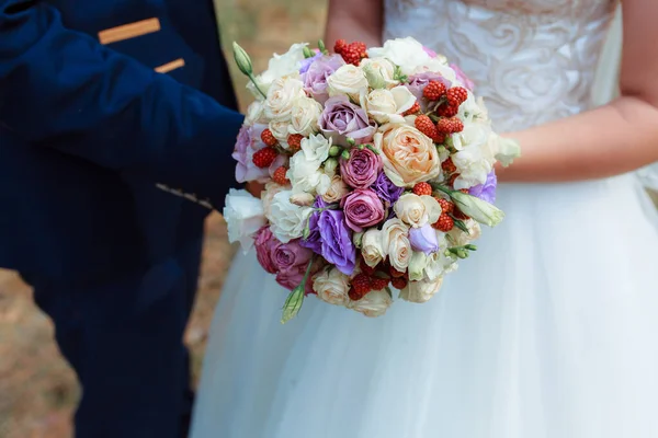 Bouquet Sposa Nelle Mani Della Sposa Alla Cerimonia — Foto Stock