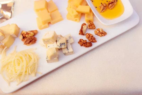 Käseplatte Mit Verschiedenen Käsesorten Und Nüssen — Stockfoto