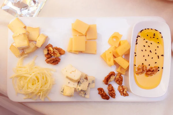 Käse Und Honig Auf Weißem Hintergrund — Stockfoto