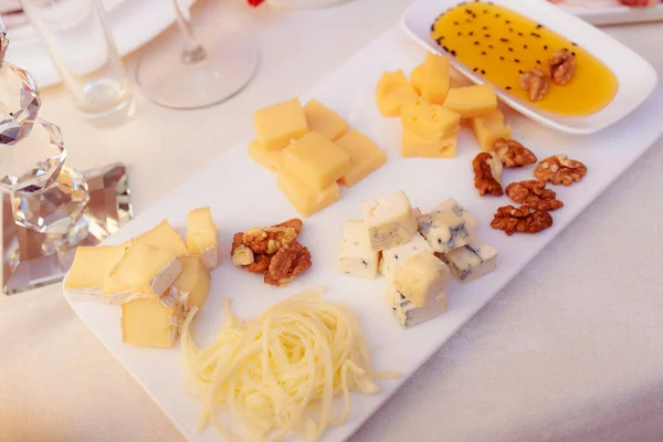 Käse Und Wein Auf Einem Teller — Stockfoto
