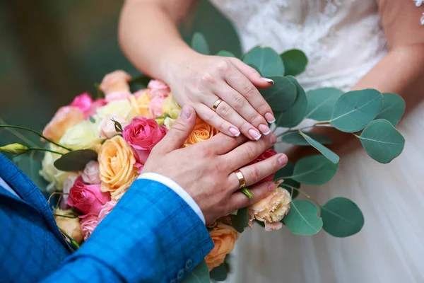 Bouquet Sposa Nelle Mani Della Sposa Alla Cerimonia — Foto Stock