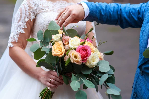 Bouquet Sposa Nelle Mani Della Sposa Alla Cerimonia — Foto Stock