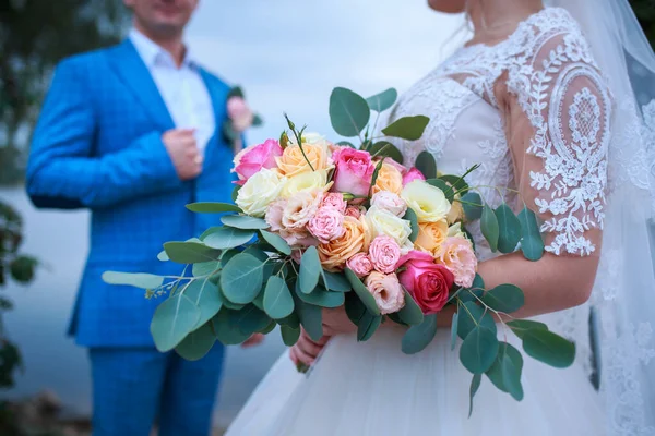 Bouquet Mariage Entre Les Mains Mariée Lors Cérémonie — Photo