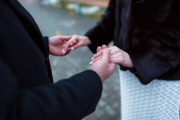 Gelin ve damat düğün töreninde el ele tutuşuyorlar. Yeni evlilere kucak açın..