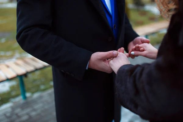 Sposa Sposo Toccano Mani All Atto Cerimonia Nuziale Abbraccio Degli — Foto Stock