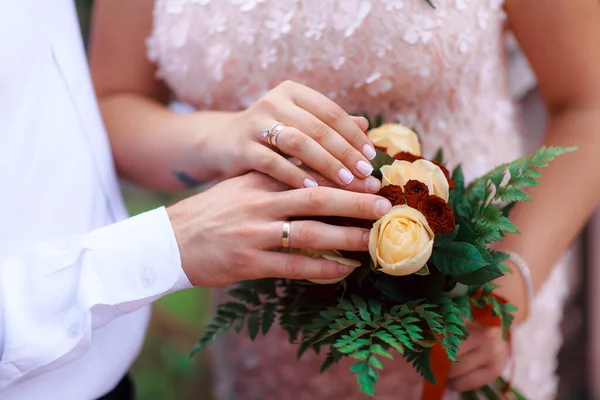 Весільний Букет Руках Нареченої Церемонії — стокове фото