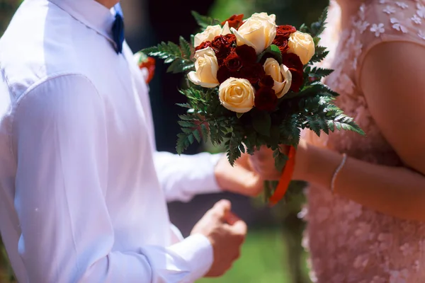 Bruiloft Boeket Handen Van Bruid Bij Ceremonie — Stockfoto