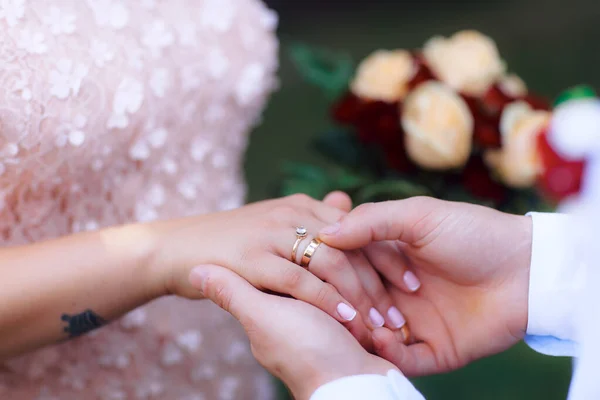 Bride Groom Touching Hands Wedding Ceremony Embrace Newlyweds — Zdjęcie stockowe