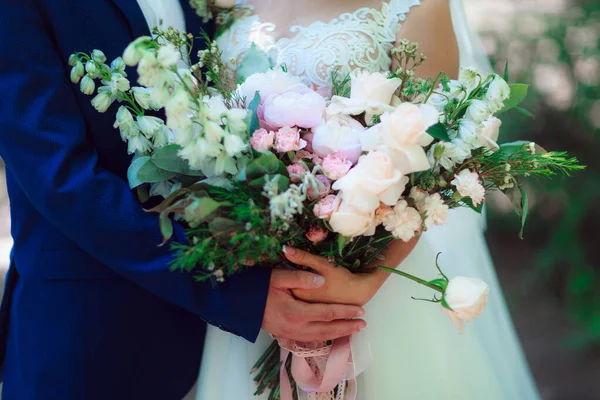 Bouquet Mariage Entre Les Mains Mariée Lors Cérémonie — Photo