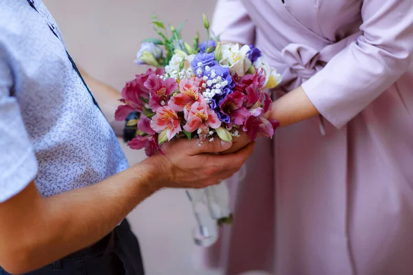 Bukiet Ślubny Rękach Panny Młodej Podczas Ceremonii — Zdjęcie stockowe