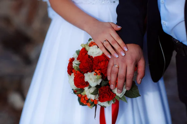 Buquê Casamento Nas Mãos Noiva Cerimônia — Fotografia de Stock